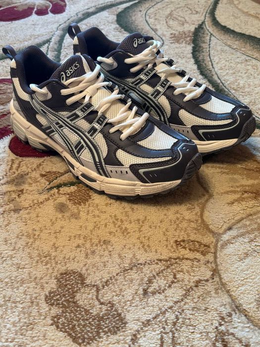 Кроссовки Asics.