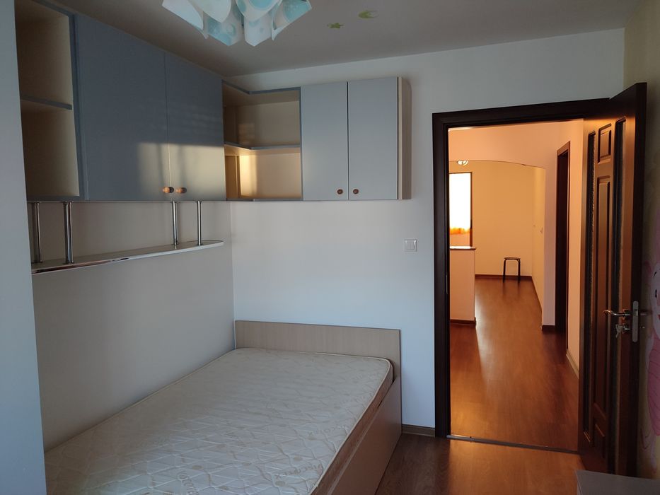 Închiriez apartament 3 camere
