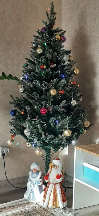 Продам искусственную новогодную  ёлку  в отличном состоянии  с игрушка