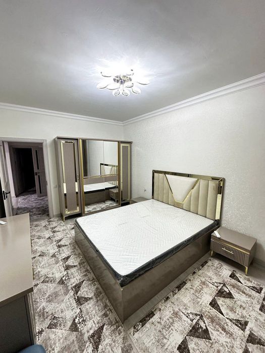 Buyuk ipak yoʻli metrosi yonida joylashgan 2 xonali kvartira bor