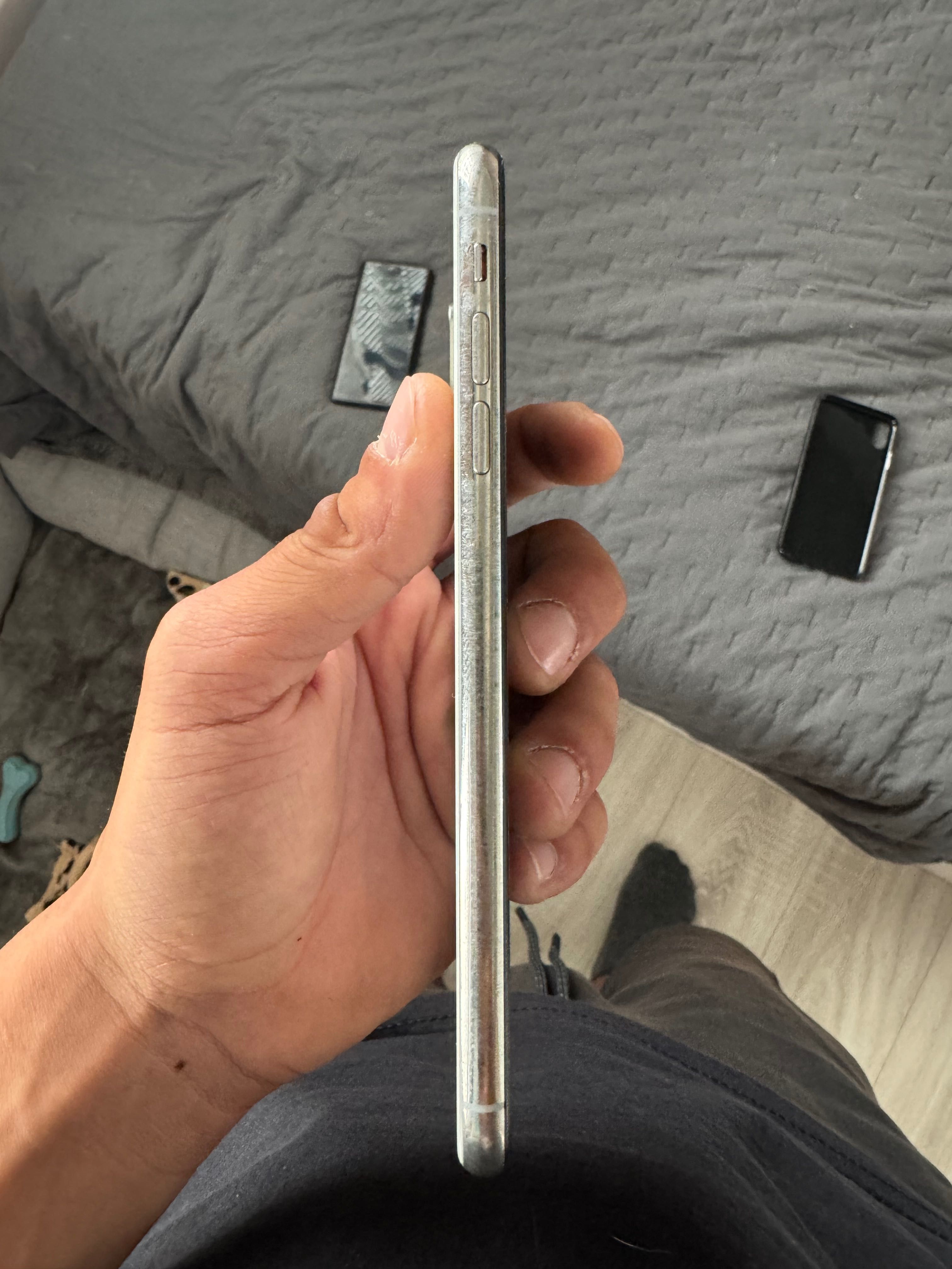 Продавам iPhone XS Max 64GB