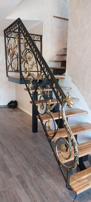 Scari metalice cu trepte din lemn