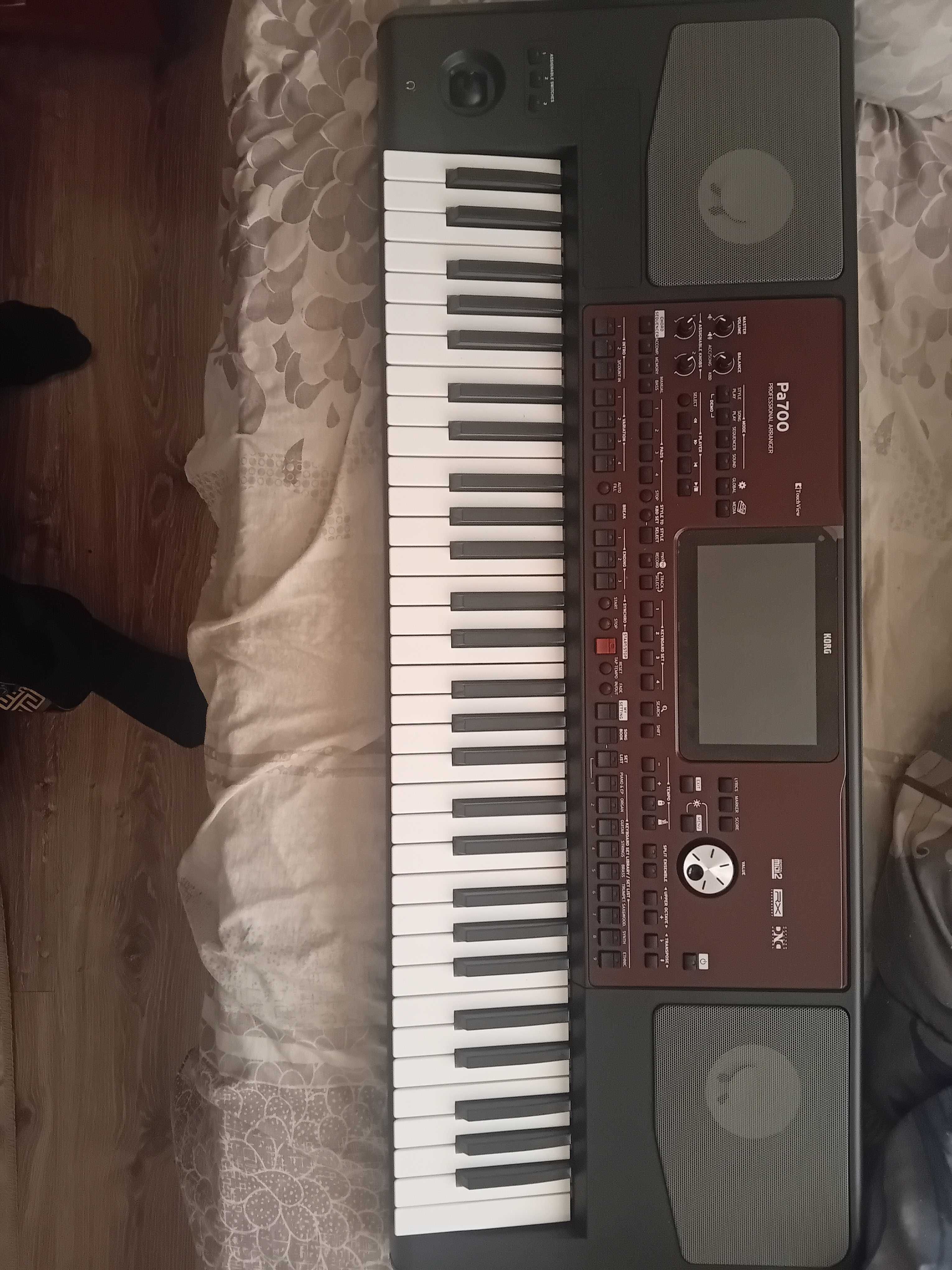 Korg pa 700 sintezator