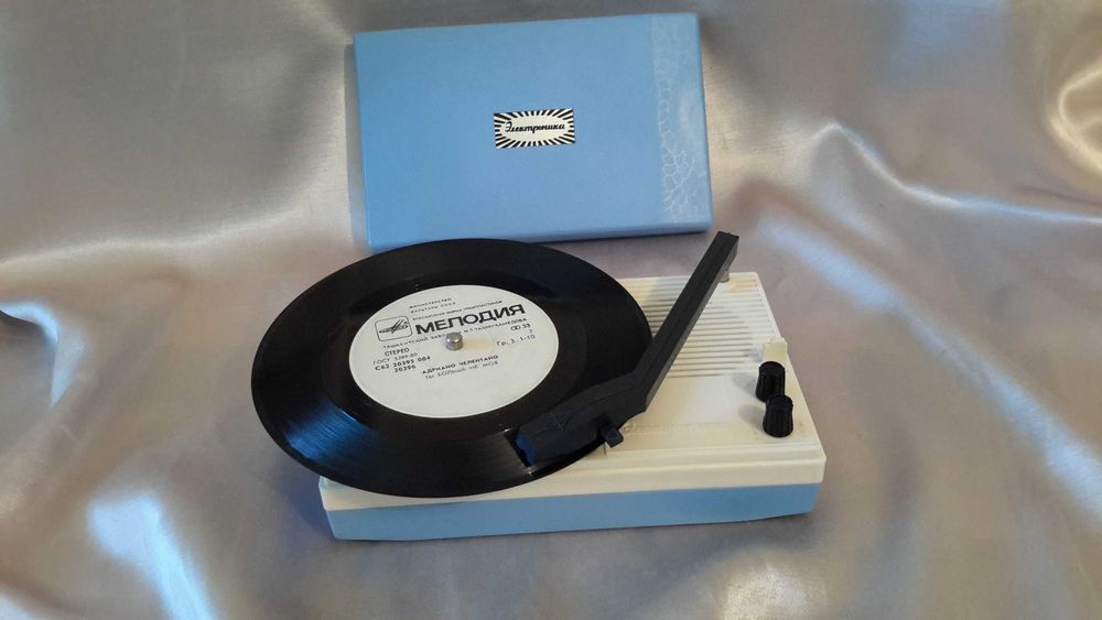 Ретро игрушка - детский электрофон (проигрыватель пластинок).