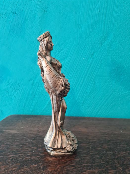 Статуетки на Фортуна и Темида