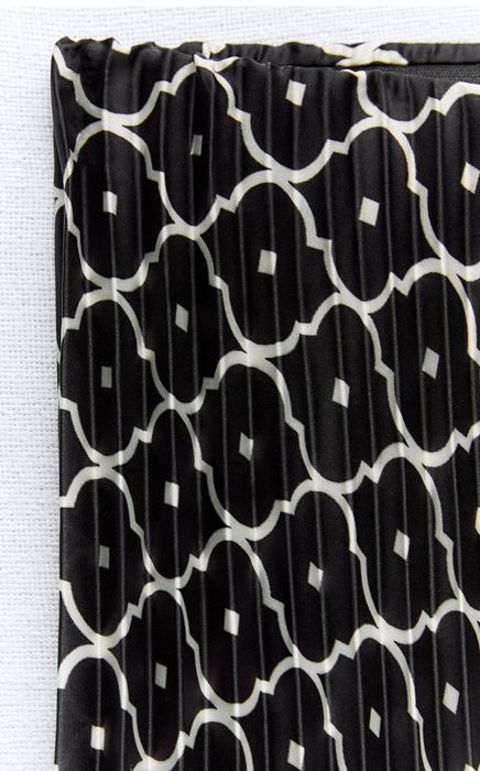 Продавам дамска плисирана пола