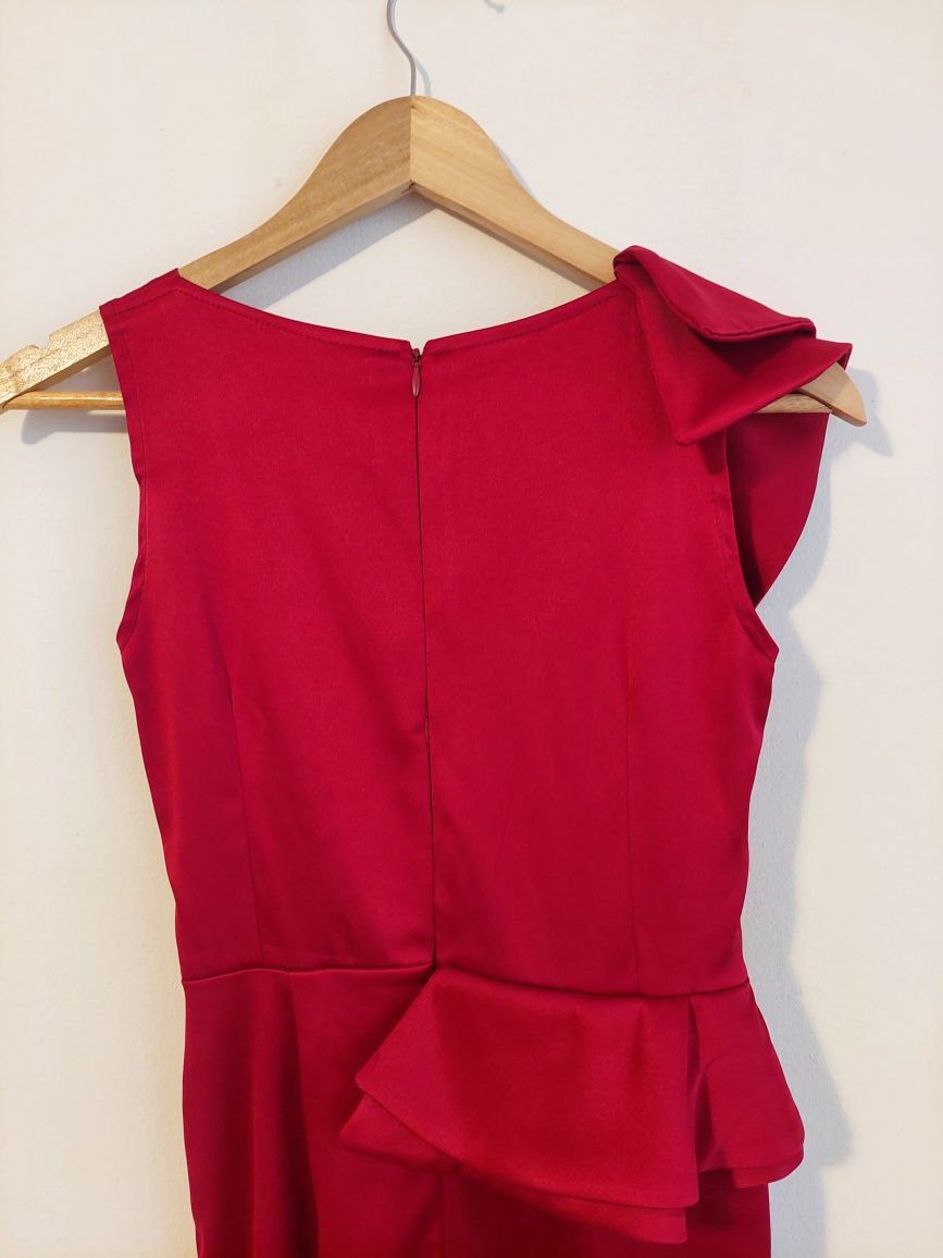 Vând rochie roșie scurtă