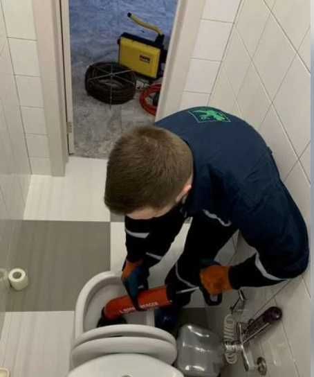 Чистка засора, монтаж отопления и водоснабжения —  сантехник срочно!