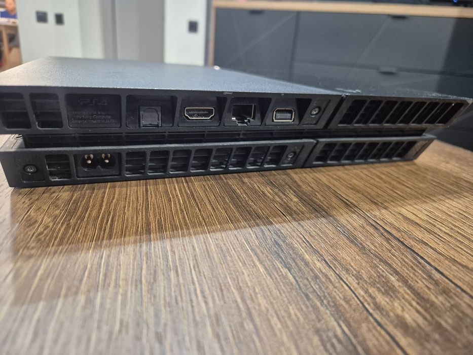 Play station 4 + 2 оригинални джойстика + 17 игри