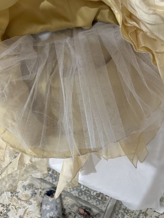 Платье нарядное для девочки 6-7 лет.