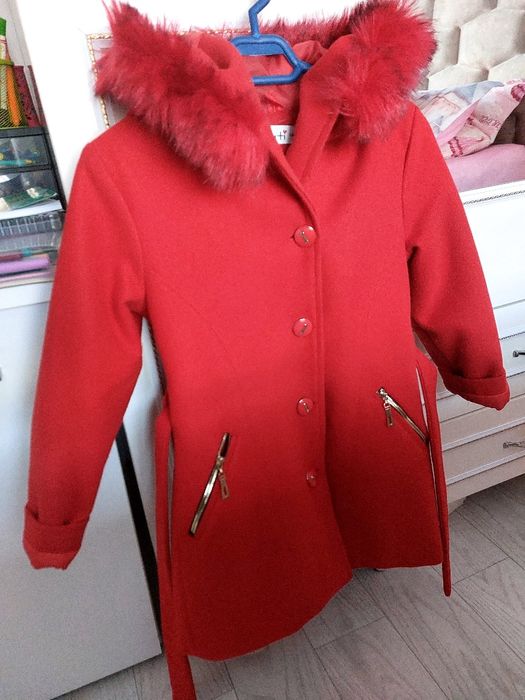 Haină de fete purtata foarte puțin.