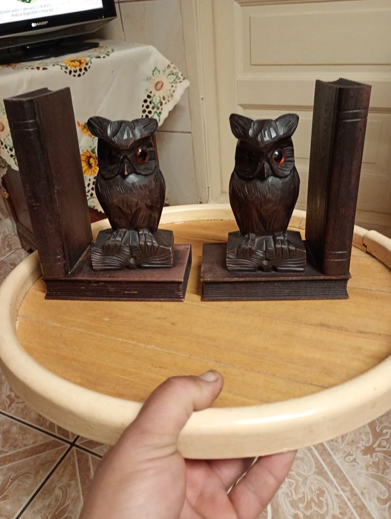 Suport de carti, sculptate din lemn cu ochii de sticla