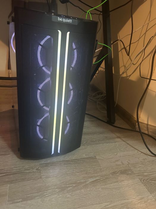 Гейминг компютър с периферни устройства