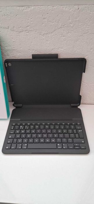 Husa cu tastatura Logitech Slim Folio pentru iPad (gen 7,8,9)