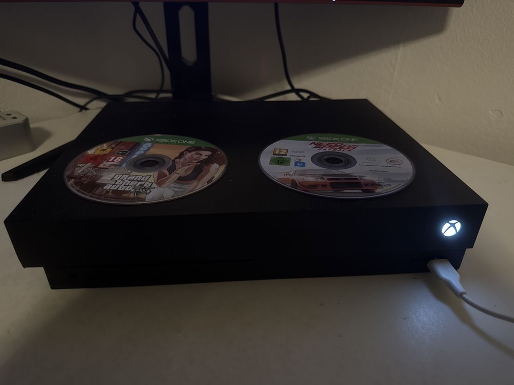 Продавам xbox one X (Чисто нова и като цяло не ползвана)