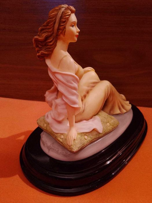 Фигура "Дамата върху възглавница"