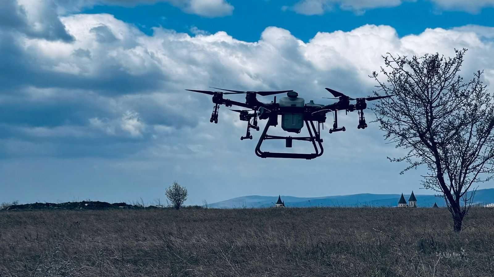 DJI Agras T30 Combo с 3 батерии, зарядно, форсунки, кит за дървета