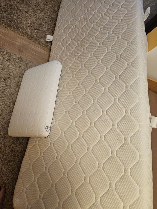 Saltea și perna cu spumă de memorie.