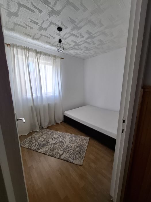 Apartament spațios la etajul 2, cu 4 camere și balcon.