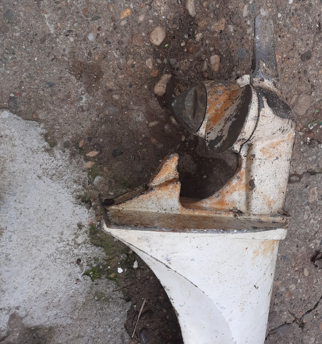 Motor de barcă funcțional.
