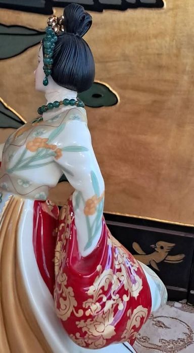 Порцеланова фигура на LENA LIU Колекционерска