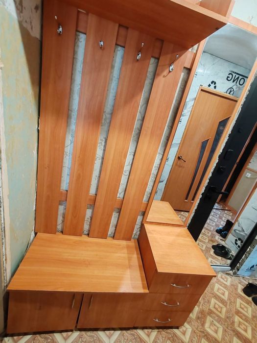 Продам прихожую 25000 торг есть