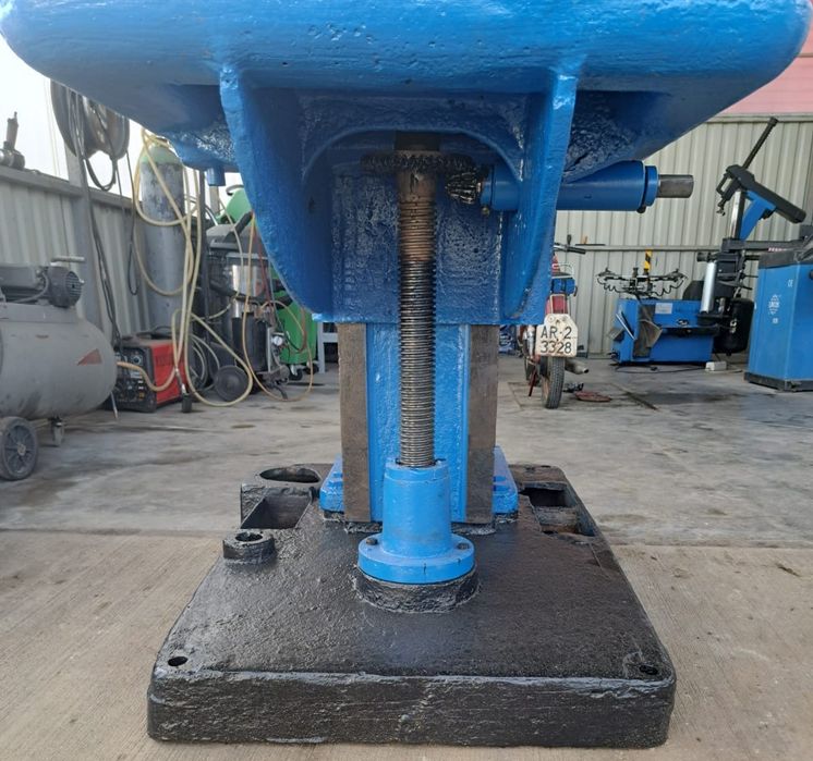 Vând mașină de gaurit industriala