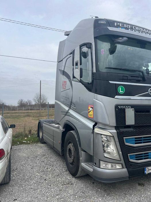 Volvo cap tractor 2016 – gri – stare foarte bună, gata de lucru