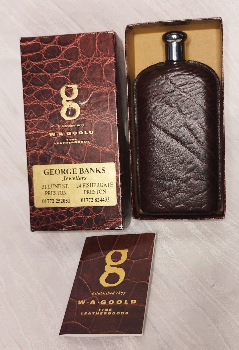 Butelca vintage George Banks acoperita cu piele de W. A. ​​Goold.