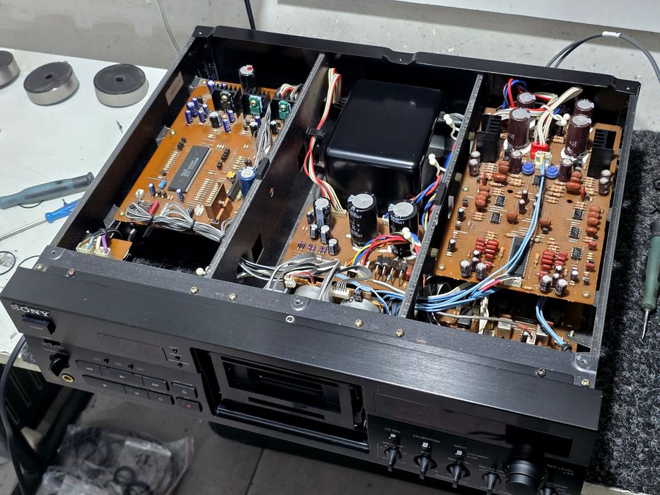 Linie audio SONY ,deck TC-K970ES, cd-player CDP-X555ES, amplificator