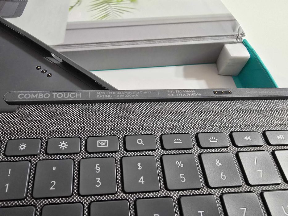 Husa cu tastatura si trackpad detasabile Logitech Combo Touch iPad Air