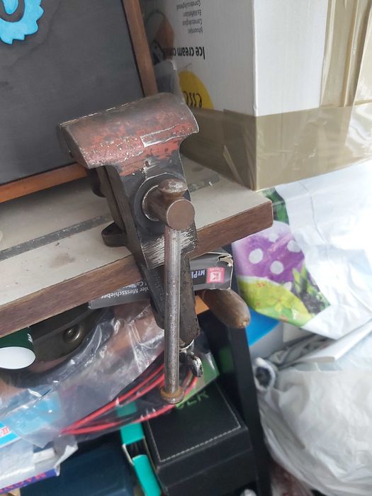 Menghina de banc cu dimensiuni reduse (foarte veche)