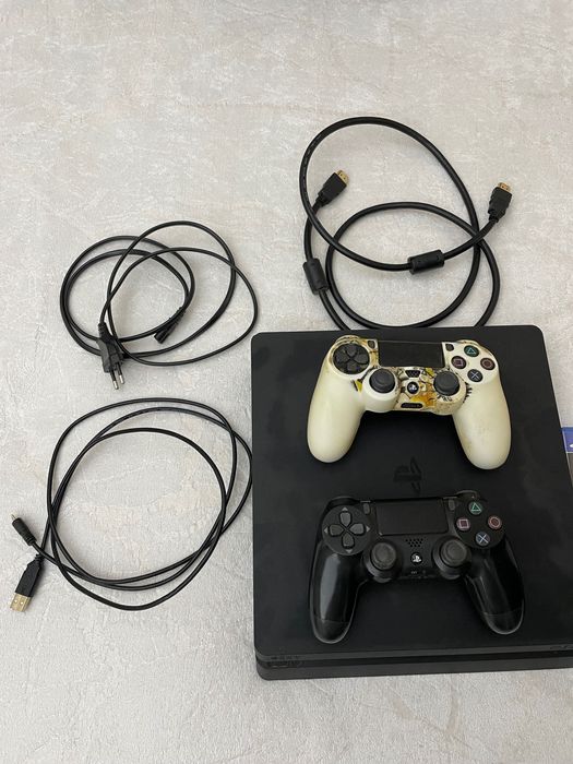 Конзола за игра PlayStation 4 Slim, FC24 и два джойстика