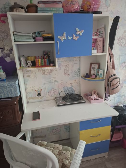 Продам детский рабочий стол