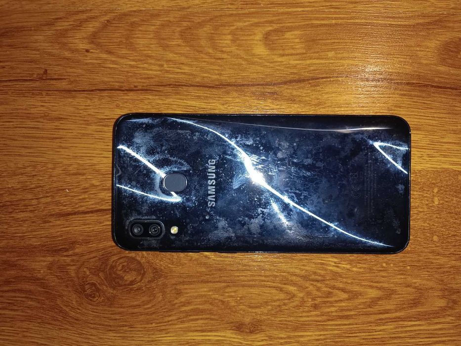 Продавам запазен Самсунг А30