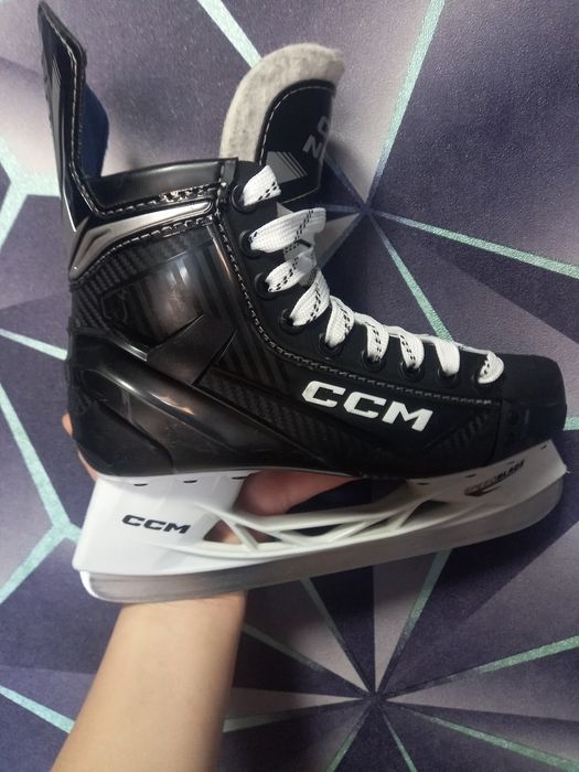 Продам коньки ccm писать на ватцап