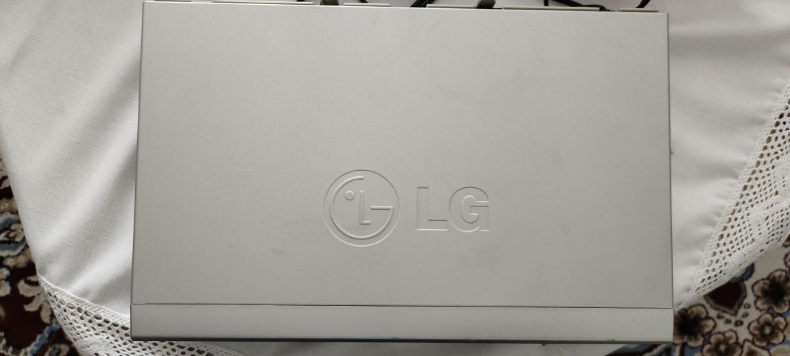 VHS видеомагнитофон LG Super Multi System + пульт