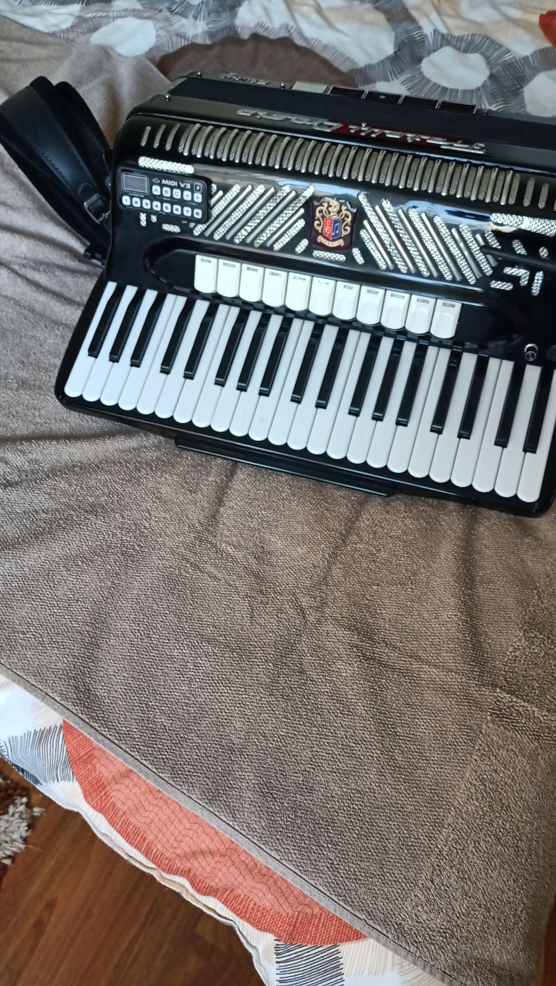 Vînd acordeon cu sistem midi jizi saund