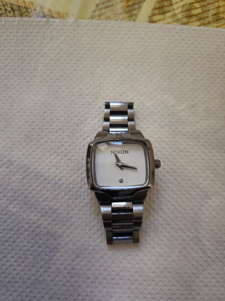 Продавам Дамски часовник NIXON