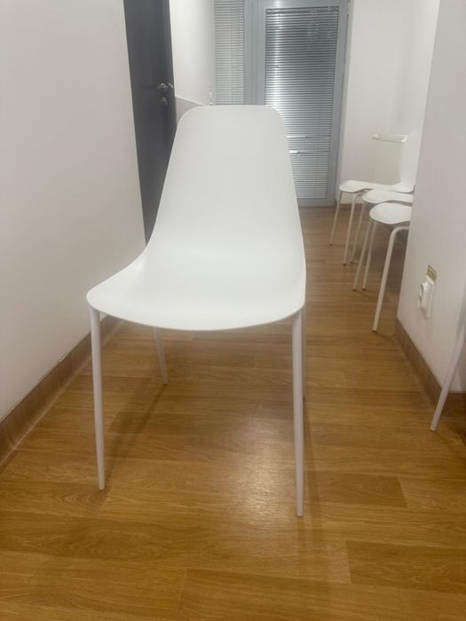 Scaune albe si portocalii