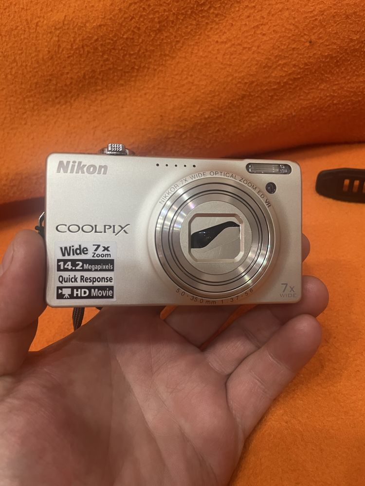 Vând Nikon Coolpix S6000
