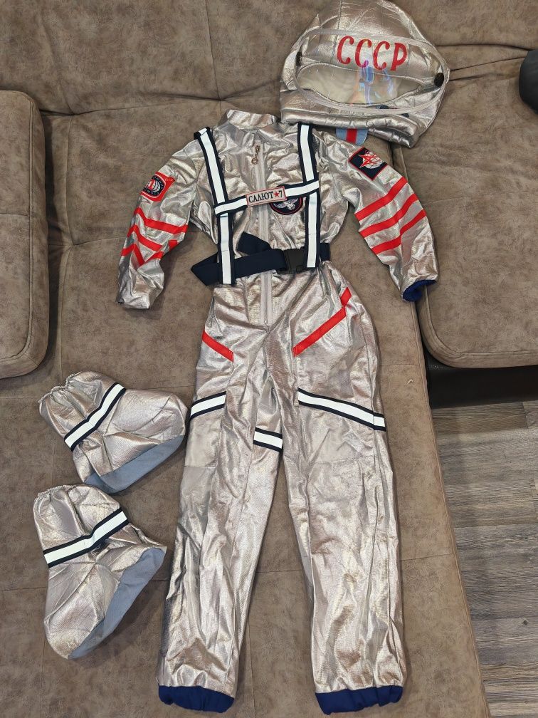 Продам костюм рост 122 космонавт