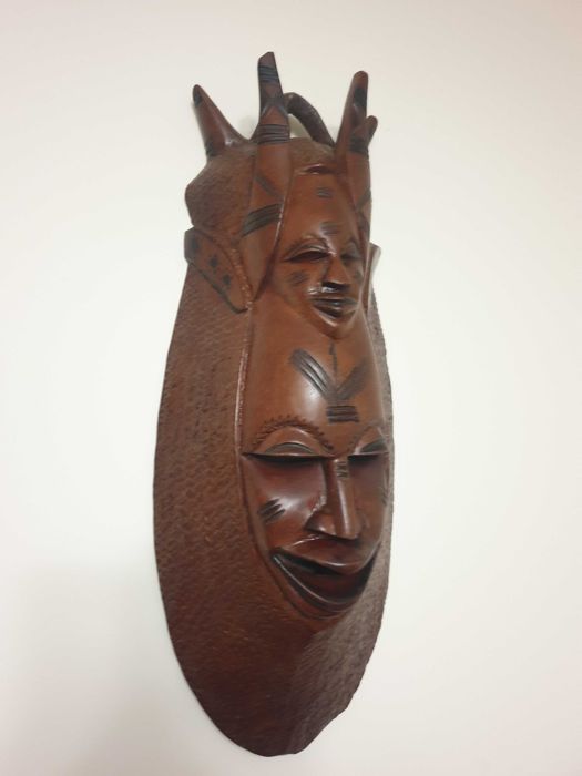 Дървена маска ръчна изработка