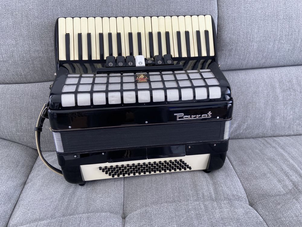 Acordeon Parrot/Scandalli cu 80 basi