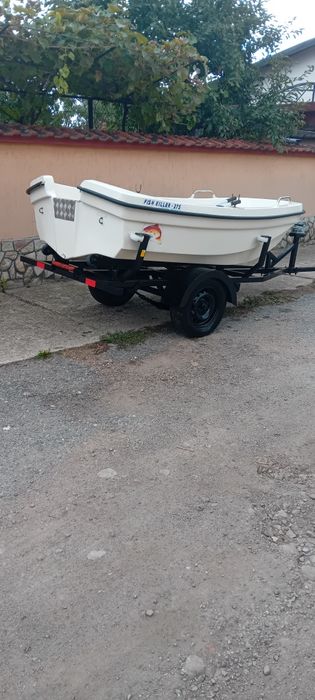 Лодка с колесар и двигател