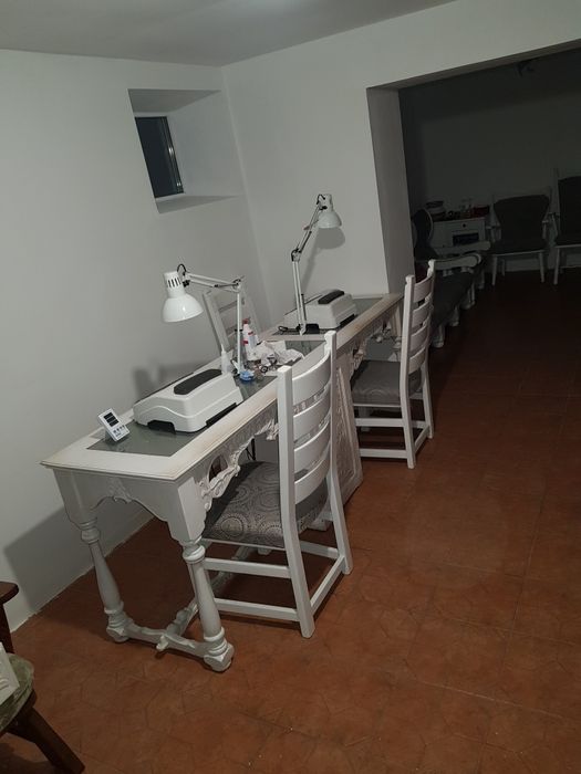 Masa de manichiura completă 2 posturi plus 4 scaune lemn