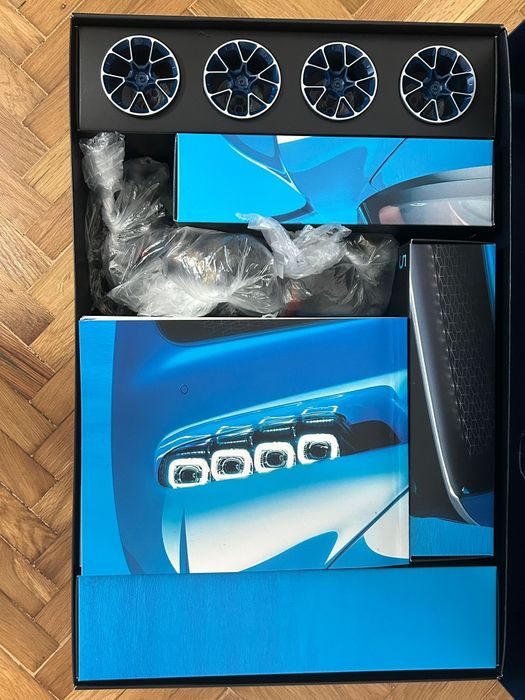 Vând Lego Tehnic Bugatti Chiron,stare perfecta.