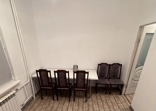 Продается стол и стулья в хорошем состояние.