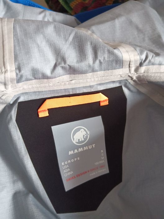 Vând geacă Mammut de femei