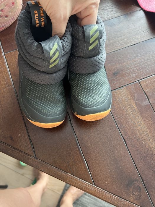 Ghetute adidas imeprmeabile in stare perfecta